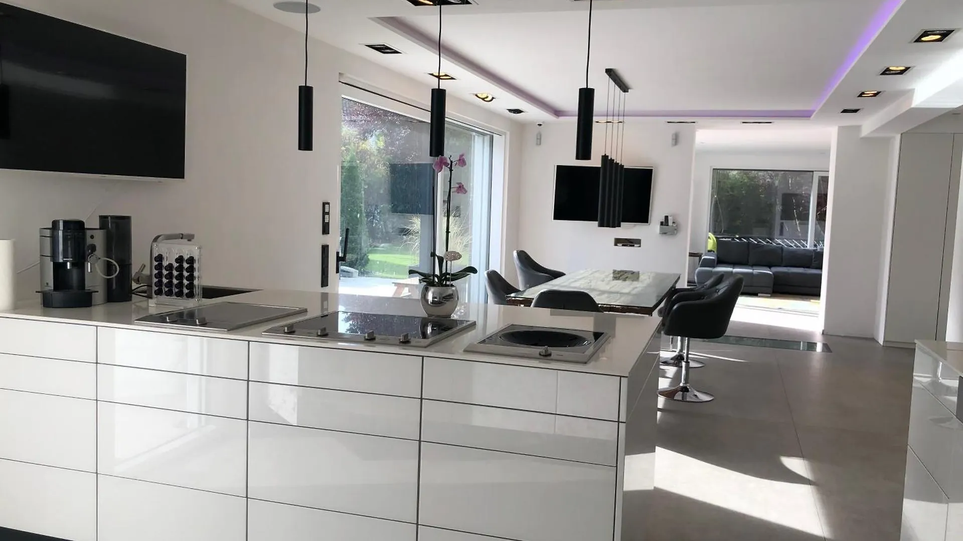 Outstanding 9 Bedroom Villa With Pool In Mnichov